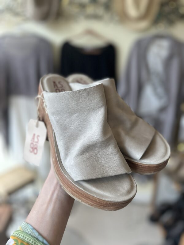 A.S.98 Cream Wedges